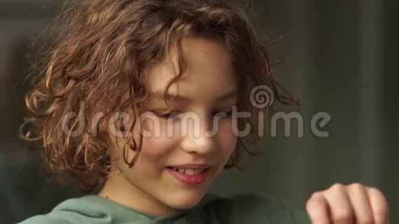 可爱的卷曲小学生男孩戴着呼吸器近距离拍摄检疫和冠状病毒的威胁视频的预览图