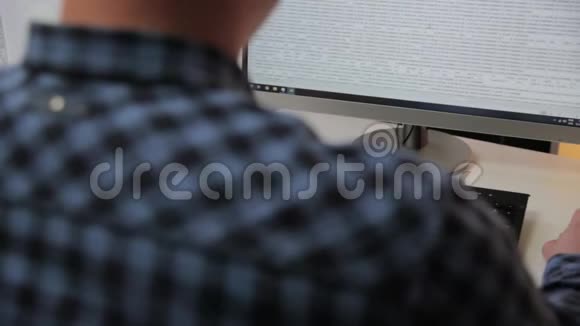 男人在家庭办公室工作坐在办公桌前看着电脑屏幕数据分析视频的预览图