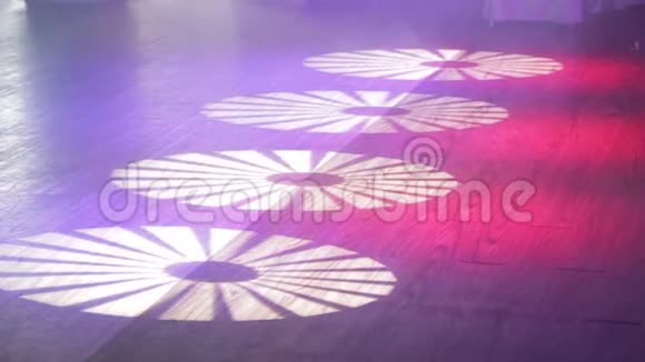 聚光灯的光线在木地板上旋转视频的预览图