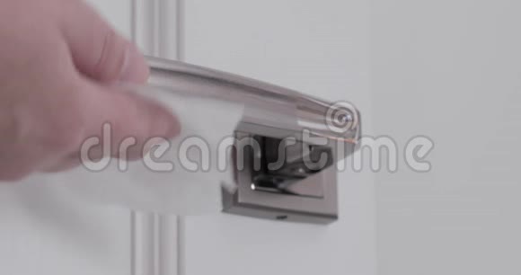 男人用消毒剂擦拭门把手COVID192020年大流行病视频的预览图