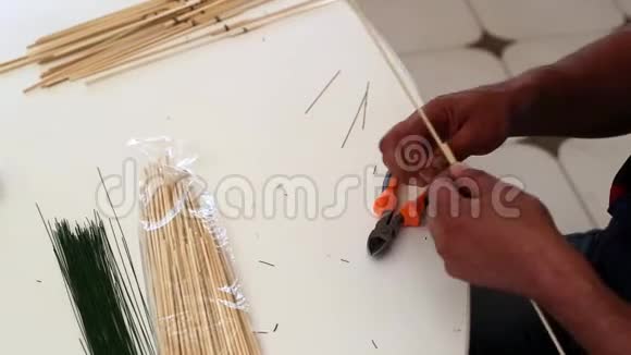 人把竹签和铁丝连起来视频的预览图