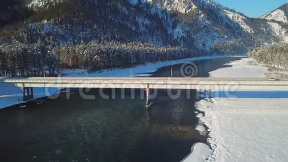 乘坐汽车桥飞越卡屯河冰雪覆盖在阿尔泰运输视频的预览图
