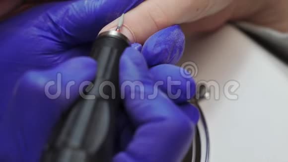 美容店里戴蓝色手套的女修指甲师傅用一个视频的预览图