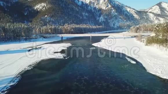 乘坐汽车桥飞越卡屯河冰雪覆盖在阿尔泰运输视频的预览图