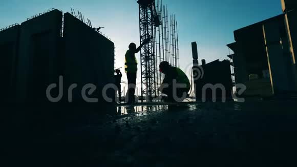 工人在建筑工地上移动金属杆视频的预览图