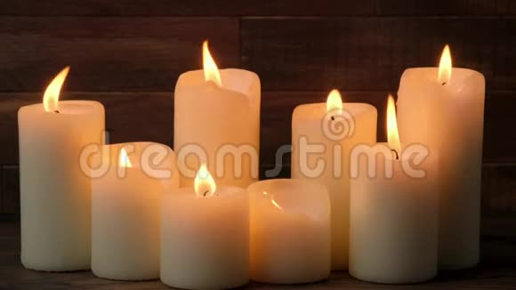在木制背景上特写燃烧的蜡烛视频的预览图
