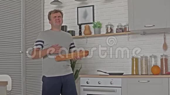 一个拿着一条白面包玩的人视频的预览图