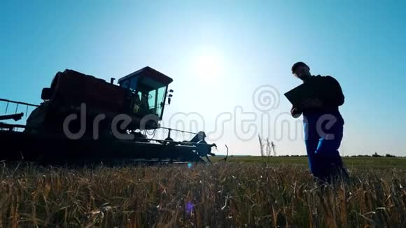 农业工人正在附近用犁观察农田视频的预览图