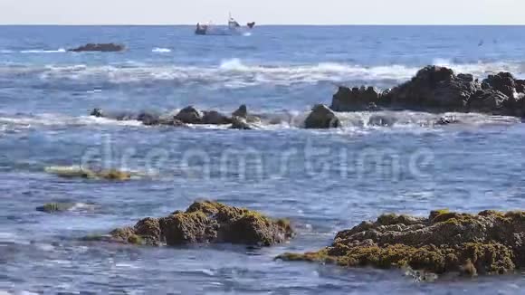 美丽的海景西班牙科斯塔布拉瓦在加泰罗尼亚远处一艘小渔船视频的预览图