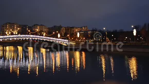 城河上的桥景用灯光和路灯装饰反映在视频的预览图