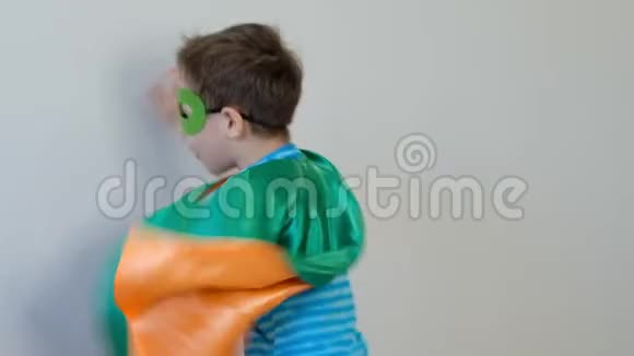 一个坚强自信的男孩穿着超级英雄服装看镜头的肖像成功的概念快乐的童年4k视频视频的预览图