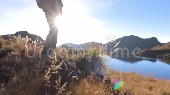 一个徒步旅行者在玻利维亚安第斯山脉看日落视频的预览图
