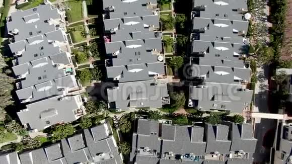 典型社区公寓的鸟瞰与网球场和游泳池加利福尼亚视频的预览图