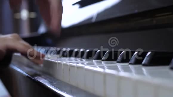 小男孩手弹钢琴视频的预览图