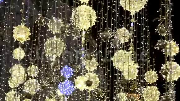 斯卡亚街莫斯科的圣诞街照明城市为度假而装饰着发光的球视频的预览图