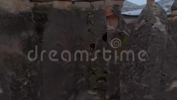 土耳其卡帕多西亚仙女烟囱内的女性鸟瞰图视频的预览图
