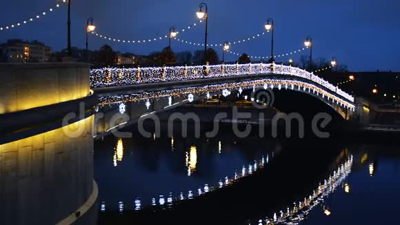 城市中的河桥景观用灯光和路灯装饰人们可以在上面通过视频的预览图