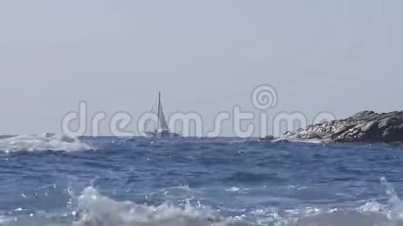 美丽的海景西班牙科斯塔布拉瓦在加泰罗尼亚远处一艘帆船视频的预览图