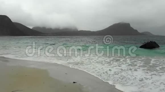 海景和雾山背景视频的预览图