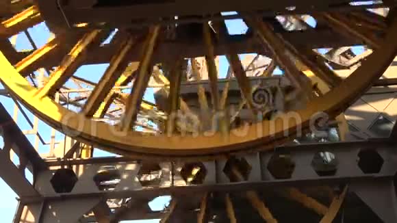 埃菲尔铁塔电梯升降机构视频的预览图