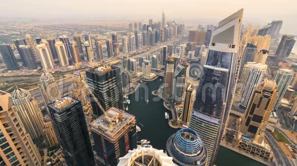 黄昏时分的迪拜天际线视频的预览图