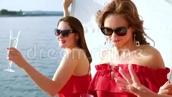 快乐的女孩在帆船甲板上开派对视频的预览图