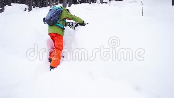 滑雪者爬上山坡爬到树上视频的预览图