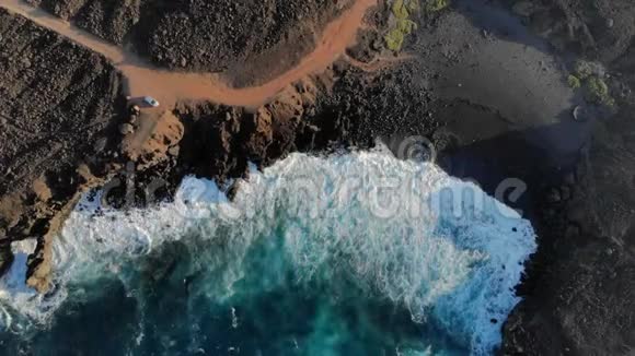 有熔岩悬崖和海洋的海滩的空中景观加那利群岛兰萨罗特视频的预览图