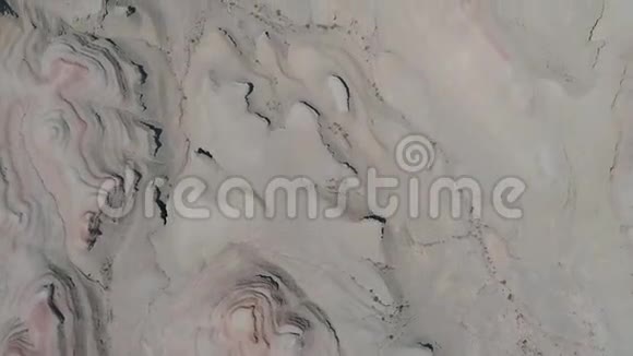 新疆克拉玛依世界恶魔之城沙岩沙漠鸟瞰图视频的预览图