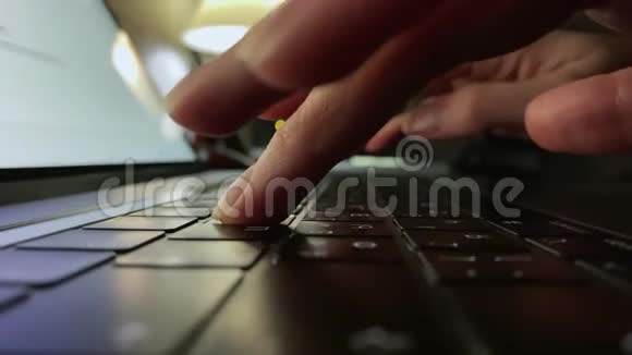 笔记本电脑键盘上女性手指打字的特写视频的预览图
