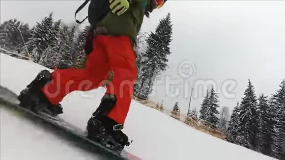 滑雪者骑在喀尔巴阡山上视频的预览图
