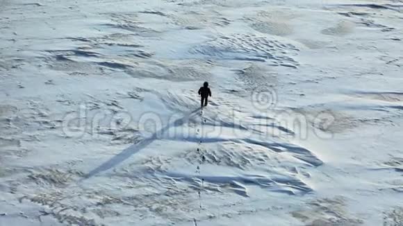 从空中看到一个背着背包走在冻土带的人视频的预览图