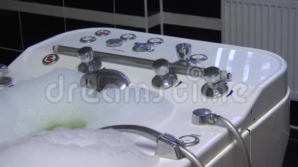 在浴缸中进行水力按摩用水空气混合物按摩健康治疗泡沫和洗发水视频的预览图