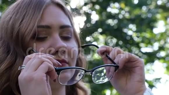 女孩戴着眼镜在公园的户外摄像头视频的预览图