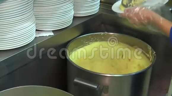 厨师把食物放在餐厅的盘子里分发午餐视频的预览图