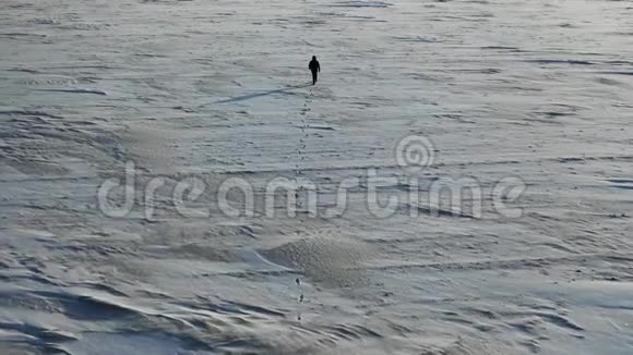 一个背着背包在冻土带上行走的人的鸟瞰图视频的预览图