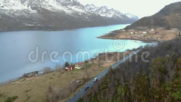 美丽的路景靠近湖边有山的汽车视频的预览图