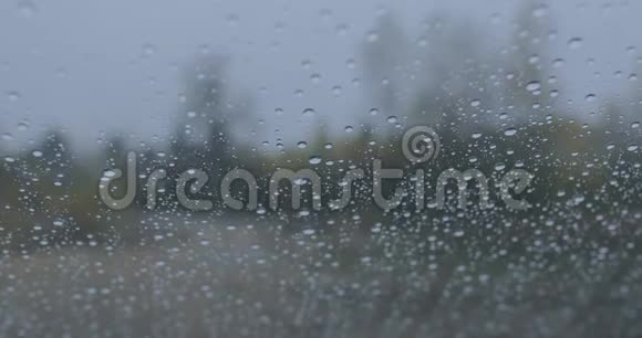 汽车车窗上的雨滴视频的预览图