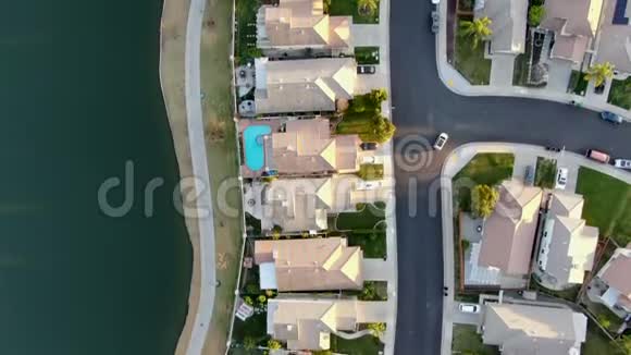 在日落时可以看到梅尼菲湖和附近的高层住宅区视频的预览图