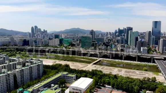 首尔市中心的城市天际线背景是河流和山脉视频的预览图