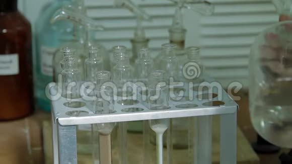 实验室设备上奶样的分析现代设备科学家把装有牛奶的玻璃放进实验室设备视频的预览图