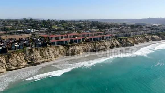 在悬崖边上海边的典型社区公寓的鸟瞰图加利福尼亚视频的预览图