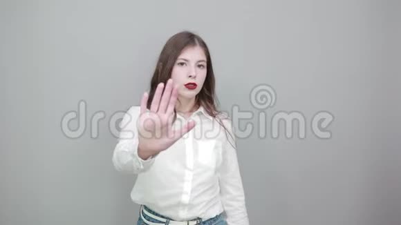 穿着白色衬衫的漂亮女人停下来没有手势在镜头前露出手掌视频的预览图