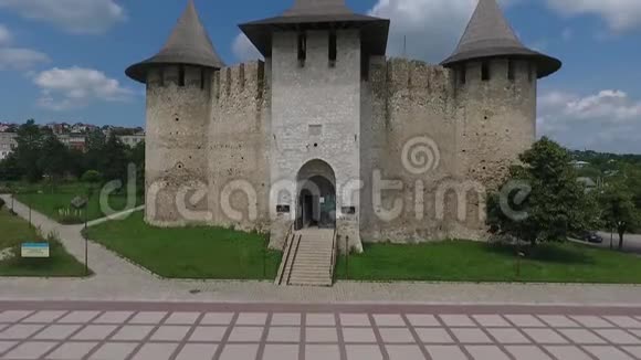 摩尔多瓦共和国索洛卡中世纪城堡的鸟瞰图视频的预览图