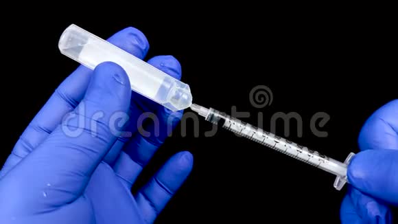 医生从塑料安瓿中用胰岛素注射器抽取一种药物或物质进行疫苗接种医学eq宏观视频视频的预览图