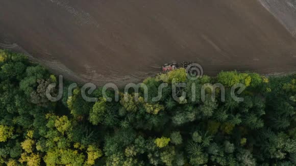 农民在拖拉机准备农田与播种机下一年视频的预览图