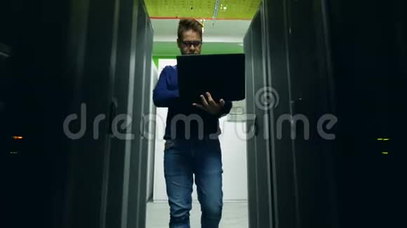 计算机工程师正沿着数据中心前进视频的预览图