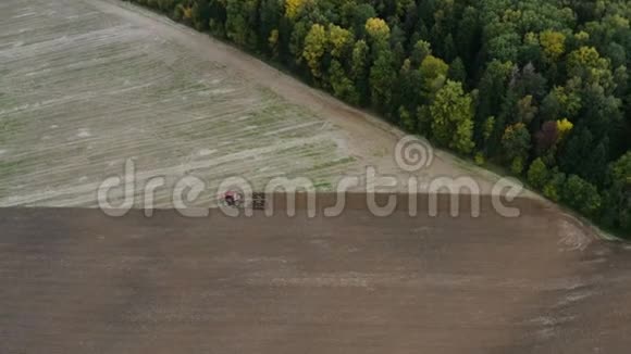 秋季全国红色拖拉机耕地4k空中无人机射击视频的预览图