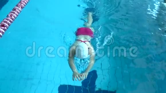 游泳结束年轻女子游泳运动员在游泳池练习自由泳的慢动作女子完成游泳比赛视频的预览图