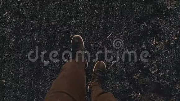 男性腿的俯视图在黑色地面上行走的人视频的预览图